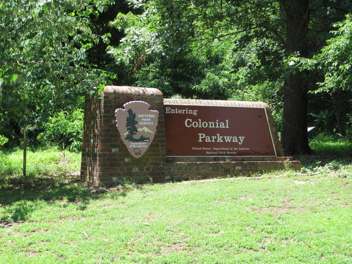 Colonial parkway, photo from Wikipedia Commons