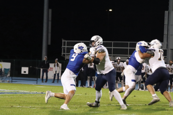 Photo of defensive lineman Christian Lee disrupting
the TCNJ offensive line taken by Lindsay Deyton