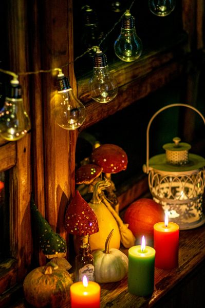 Pumpkins and candles, photo from Unsplash