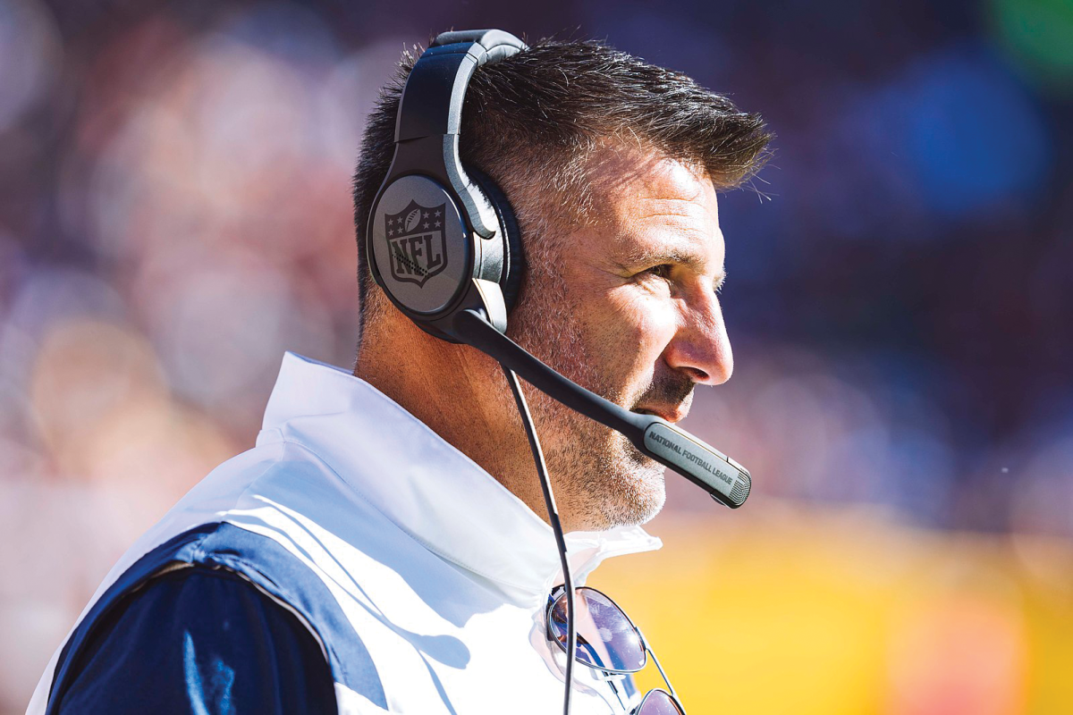 Mike Vrabel coaching the Tennessee Titans during a 2022 regular season game. Mike Vrabel Titans by All-Pro Reels is licensed under the CC BY-SA 2.0 Generic Deed.