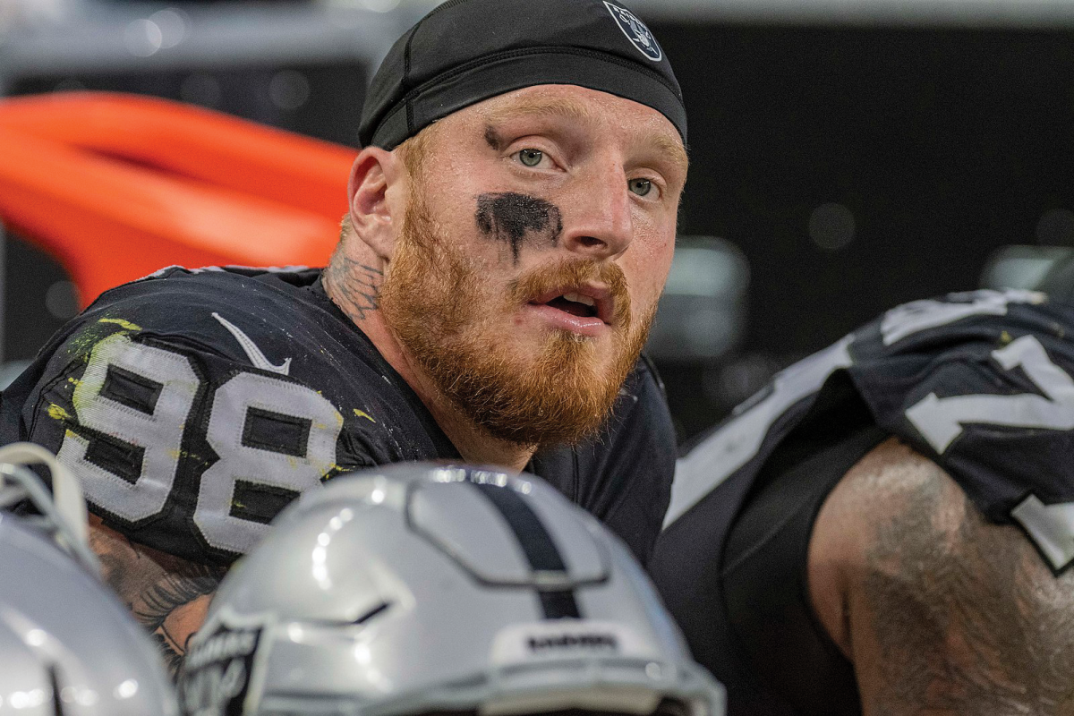 Las Vegas Raiders defensive end, Maxx Crosby,
in a game against the Washington Football
Team in Allegiant Stadium on December 5, 2021.
Maxx Crosby Las Vegas Raiders 2021 by All-Pro
Reels is licensed under the CC By Attribution
Share Alike 2.0 Generic Deed.