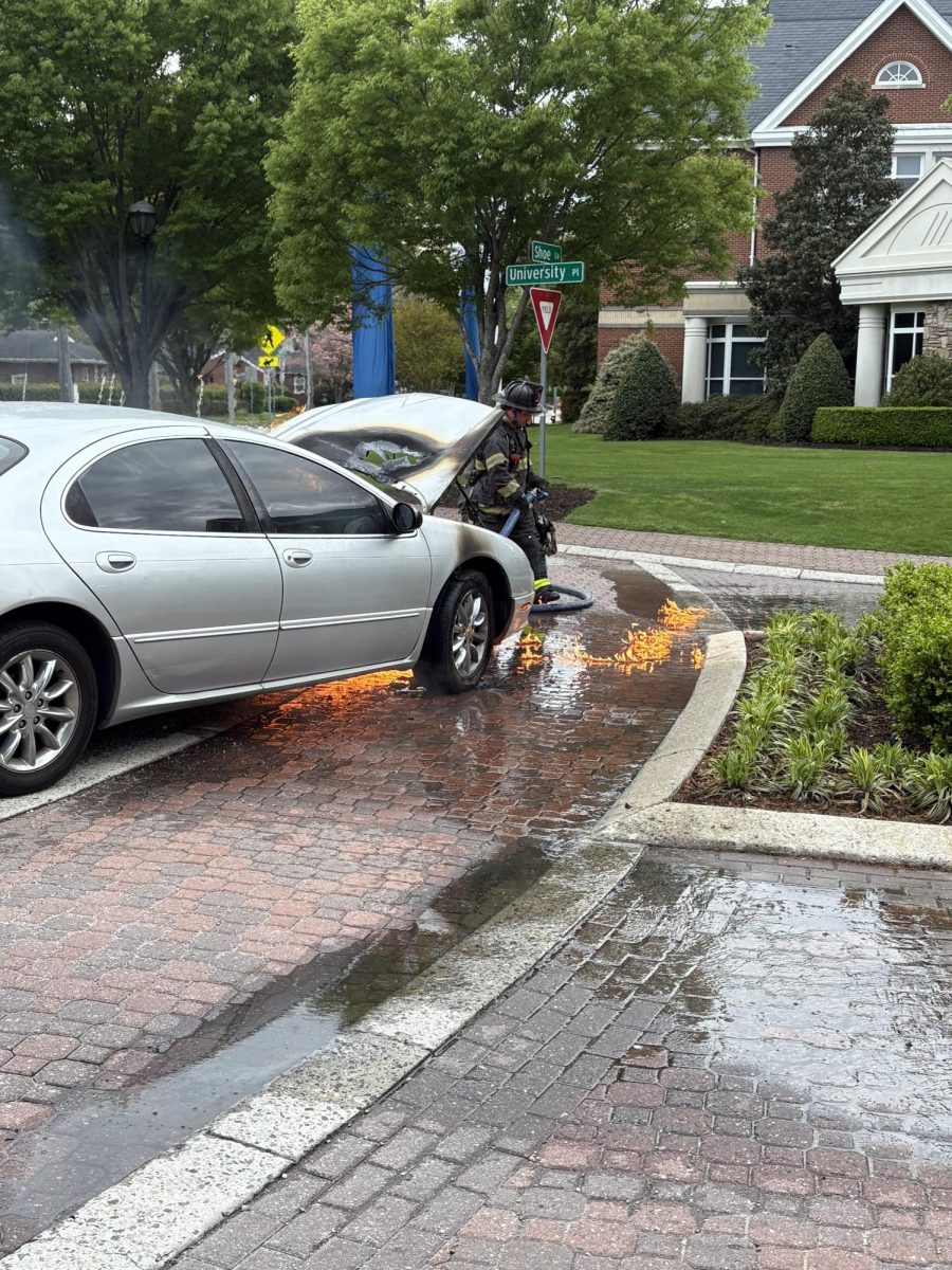 Photos of vehicle on fire in the Christopher Newport University
Trible Library circle with Newport News Police and Fire
Department responding and CNU PD managing traffic control.
Photos taken by freshman Colin Sparrow.